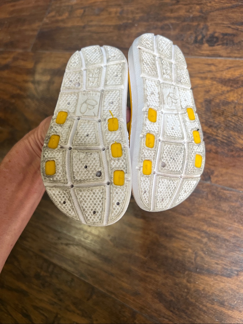 Nike kids/toddler yellow logo slides sandals size EU 25 US 8C - Picture 4 of 4